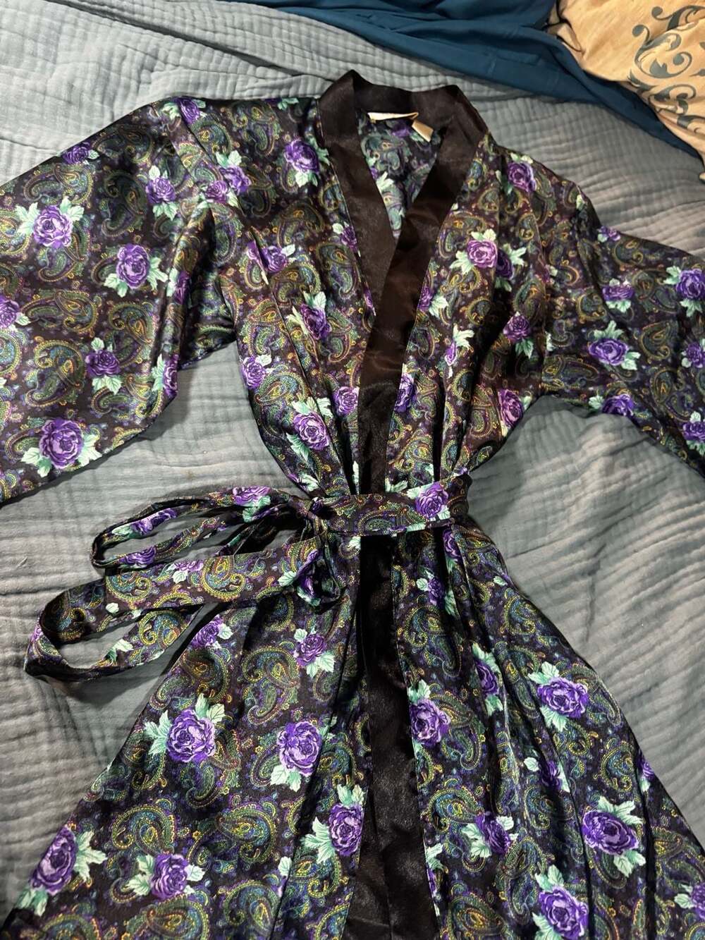 Gold label 90s Victoria’s Secret Paisley, purple floral satin kimono robe small